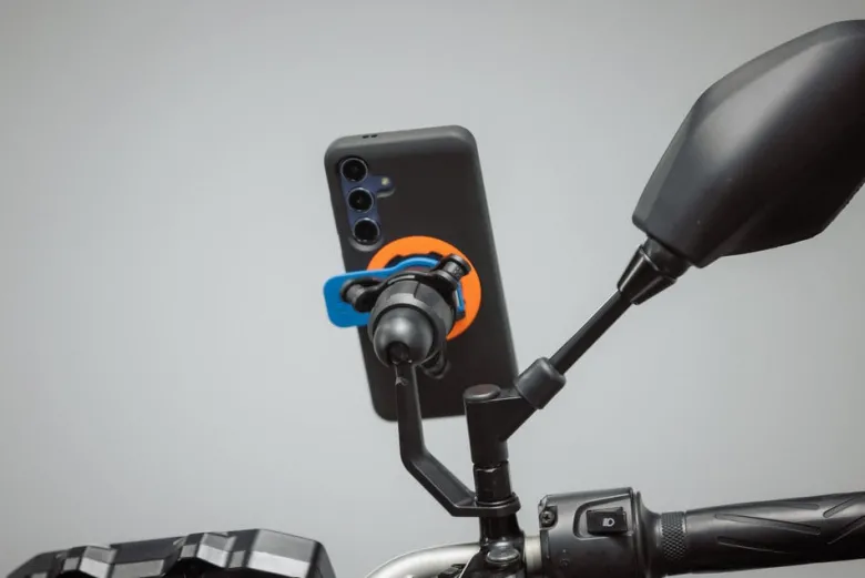 Podstawa montowana pod lusterko do skuterów i motocykli