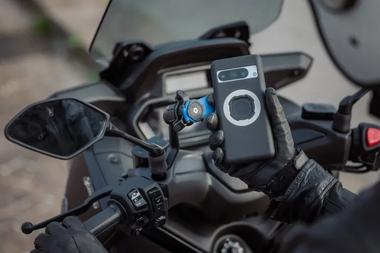 Podstawa montowana pod lusterko do skuterów i motocykli