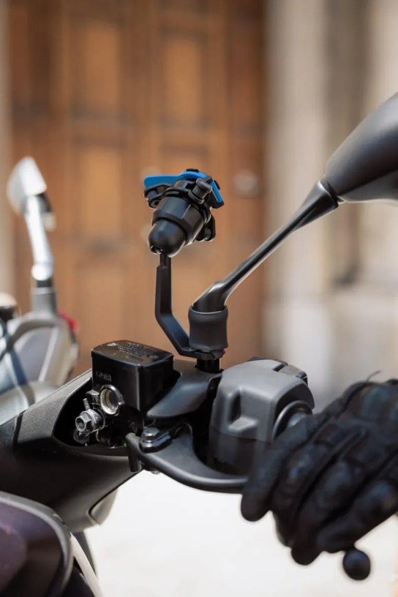 Podstawa montowana pod lusterko do skuterów i motocykli