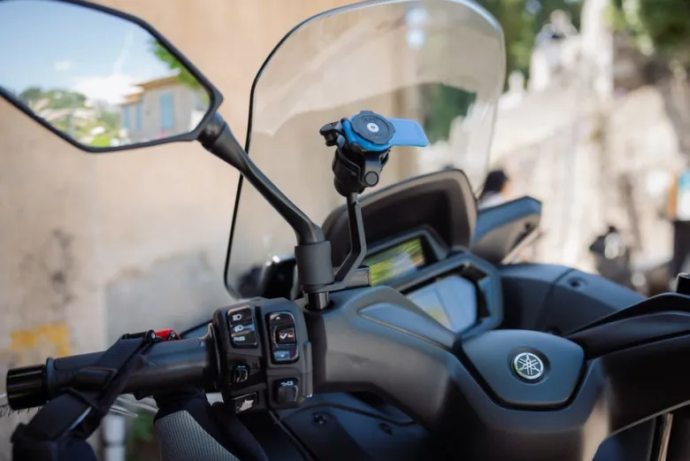 Podstawa montowana pod lusterko do skuterów i motocykli